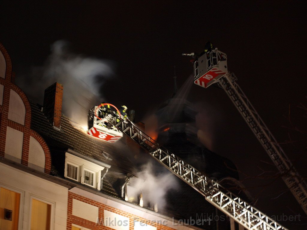 Feuer 3 Dachstuhlbrand Koeln Muelheim Gluecksburgstr P043.JPG